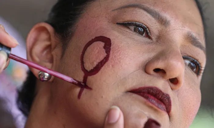 Agressões políticas a mulheres crescem em mês de conscientização