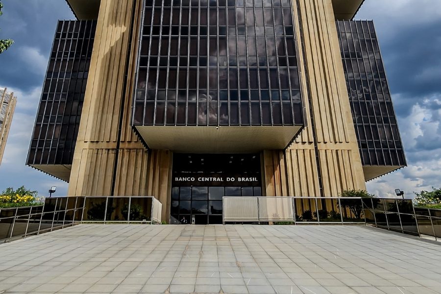 Bancos funcionam no feriado do dia 12? Veja quais serviços estarão disponíveis