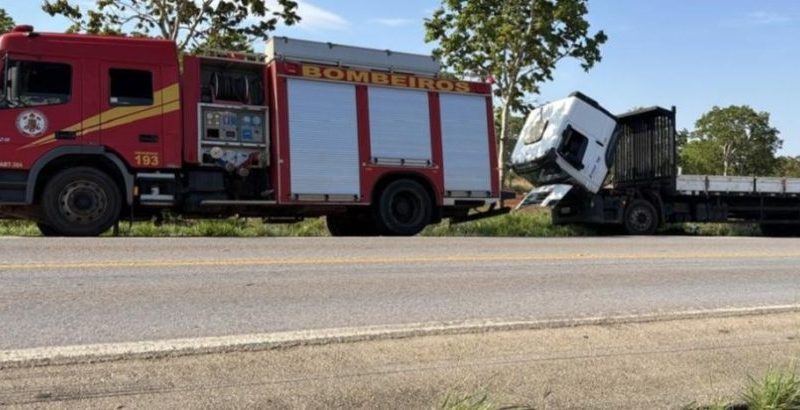 Bombeiros apagam incêndio em caminhão na BR-070 em Cáceres