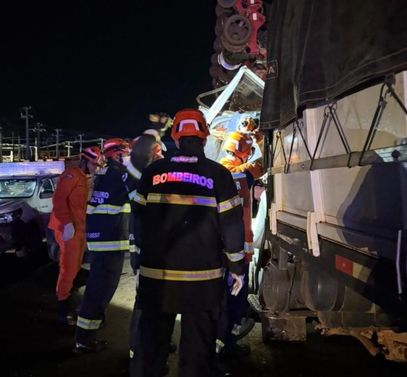 Corpos de vítimas são resgatados após acidente na BR-158