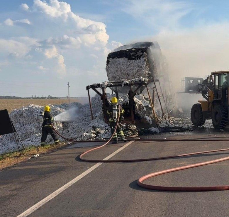 Bombeiros extinguem incêndio em carreta com carga de algodão na BR-163