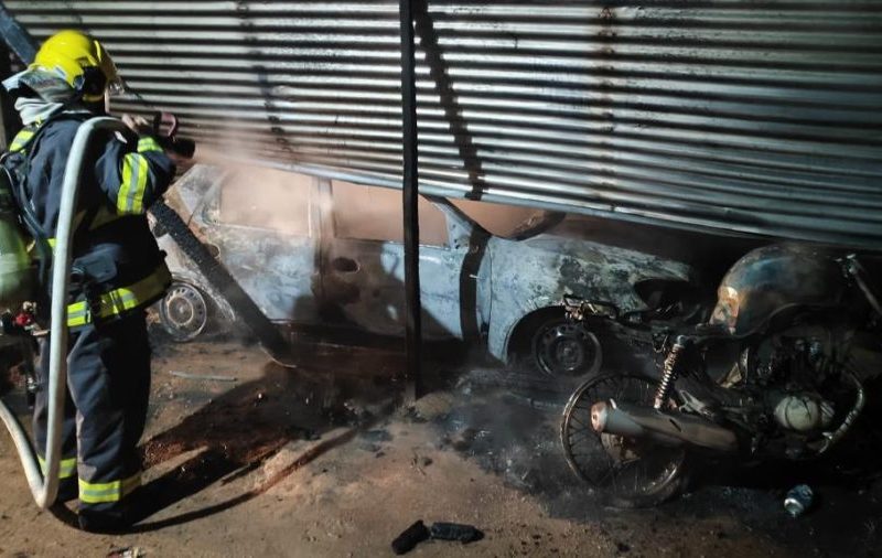 Incêndio destrói três veículos em garagem no Mato Grosso