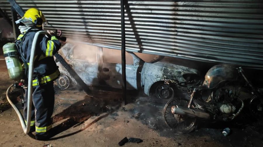 Bombeiros extinguem incêndio em três veículos em Guarantã do Norte