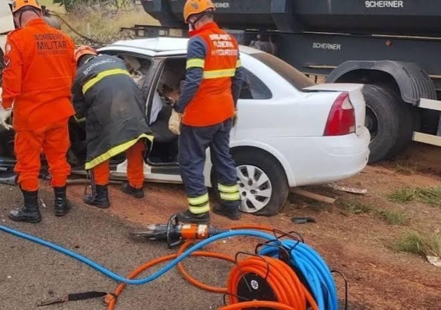 Bombeiros retiram corpos de duas vítimas presas às ferragens após colisão na MT-242