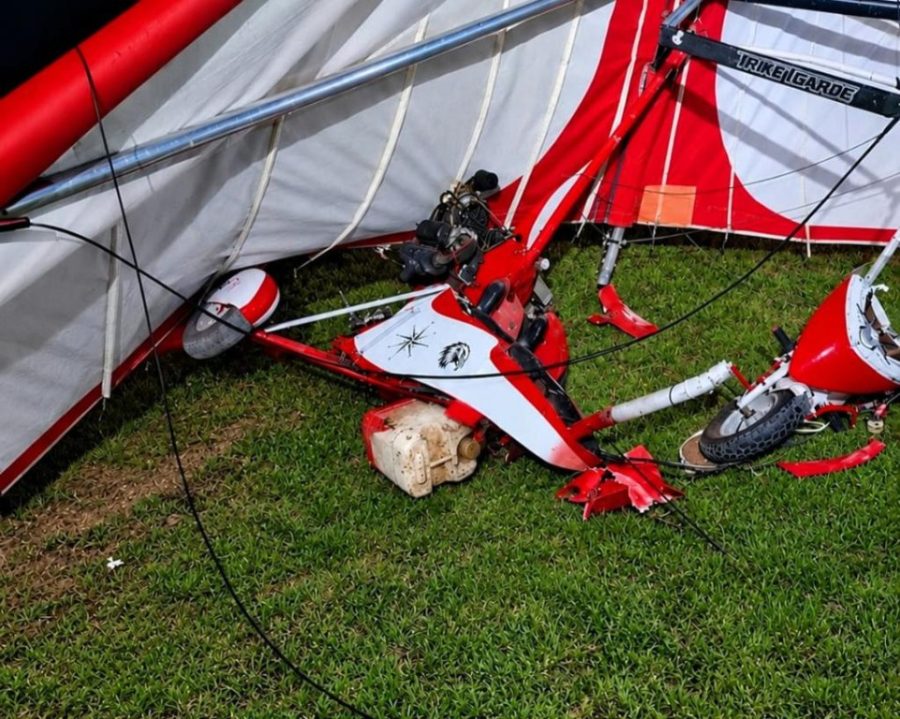 Bombeiros socorrem homem ferido em acidente com trike voador