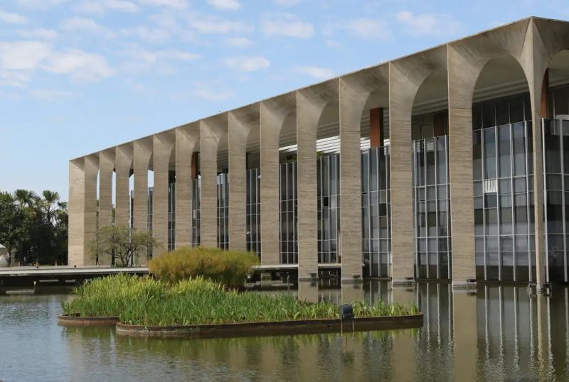 Brasileiras buscam apoio da embaixada após ameaça de deputado polonês