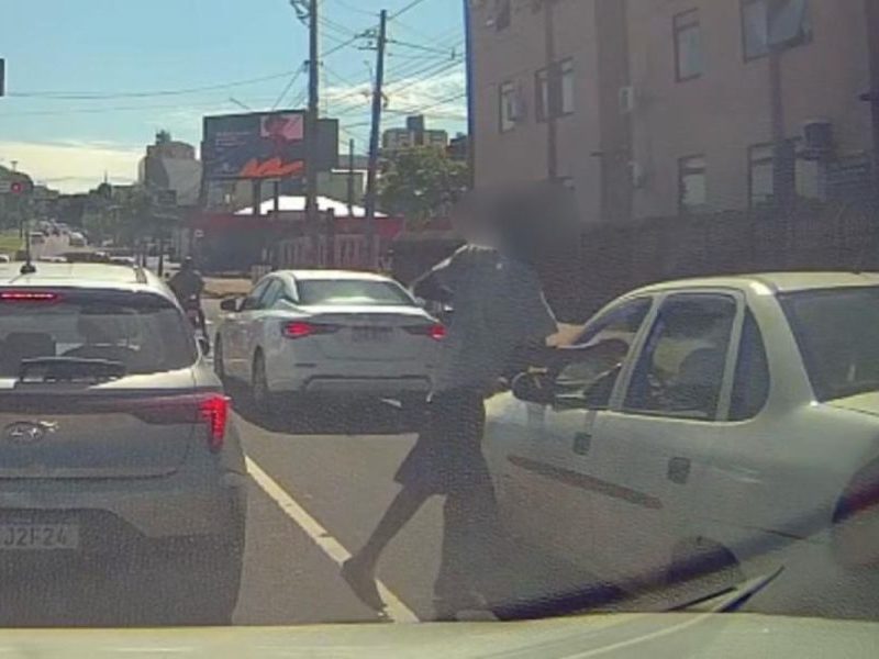 Câmera de carro flagra motorista ser atacada por morador de rua ao parar em semáforo