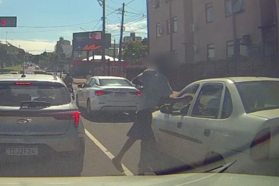 Câmera de carro flagra motorista ser atacada por morador de rua ao parar em semáforo