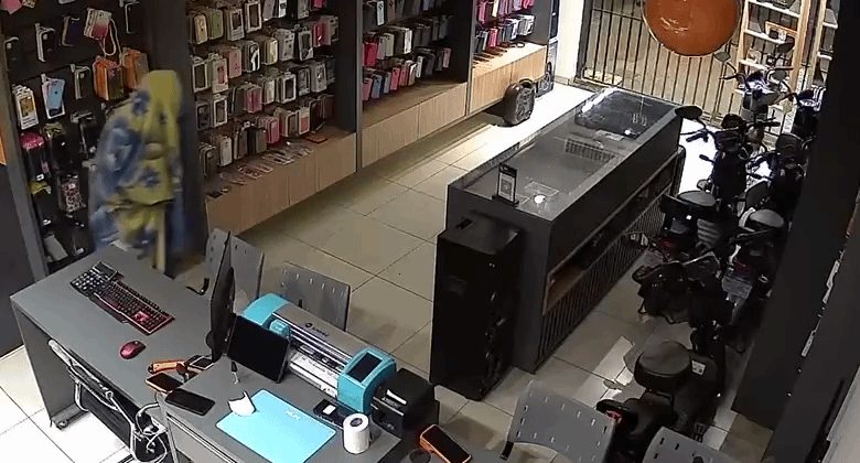 Câmeras flagram “fantasma” furtando loja de celulares em MS