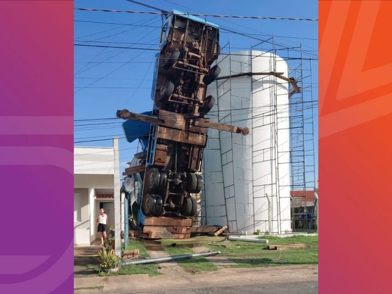 Caminhão guindaste capota em Cuiabá e causa danos a residências