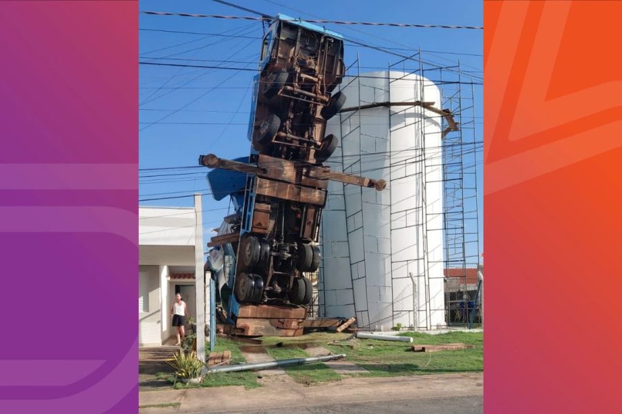 Caminhão guindaste vira de ‘cabeça para baixo’ durante reforma de caixa d’água e atinge 2 casas em Cuiabá