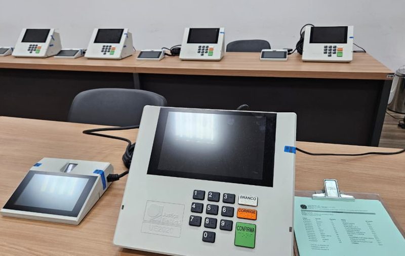 Urnas eletrônicas passam por preparativos para o 2º turno das eleições