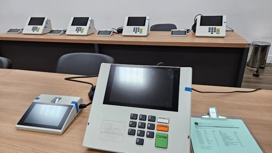 Urnas eletrônicas passam por preparativos para o 2º turno das eleições
