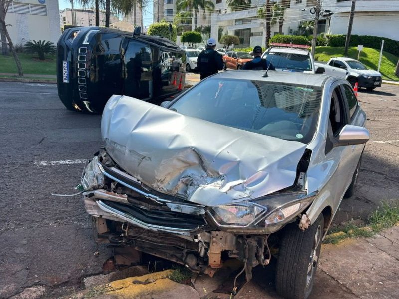 Carro tomba em cruzamento após motorista desrespeitar sinal de parada