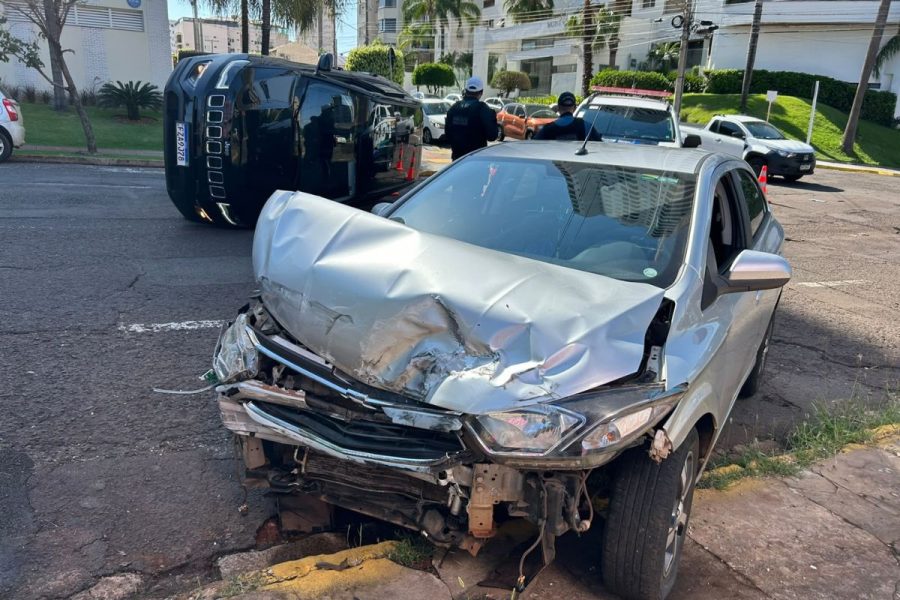Carro tomba em cruzamento após motorista desrespeitar sinal de parada