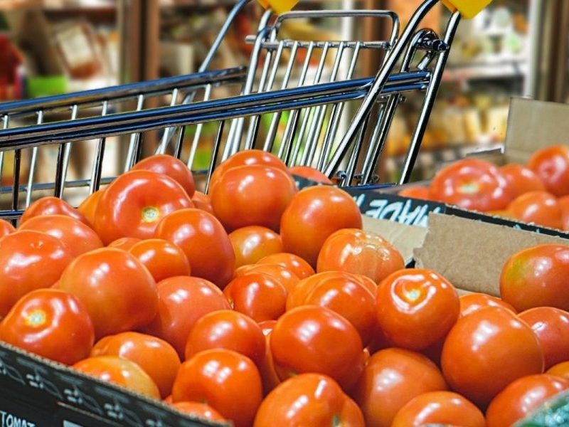 Cesta básica: mesmo com preço em queda, tomate mais que o dobro do ano passado