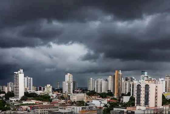 Cuiabá enfrenta tempestade: Defesa Civil atua em alagamentos e quedas de árvores