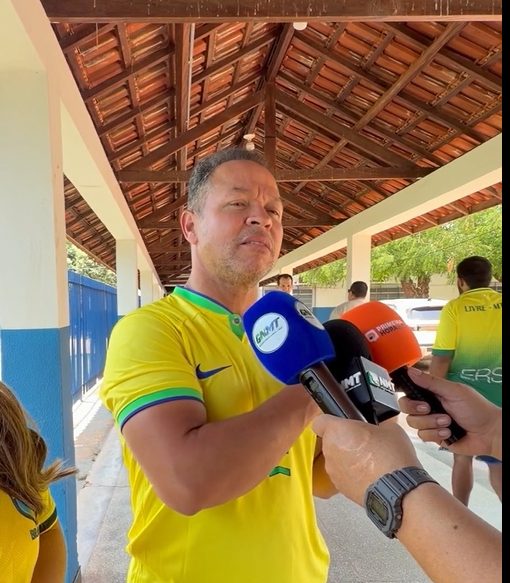 Cláudio Ferreira vota em Rondonópolis, aposta na vitória de Flávio Bolsonaro e defende uma relação melhor com governo federal