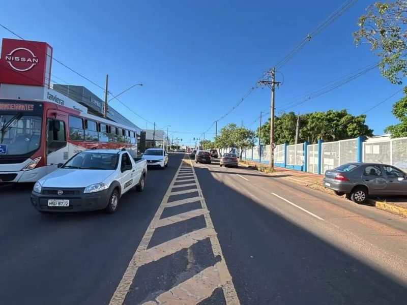 Acidente entre carro e ônibus causa lentidão na Rua Ceará em Campo Grande