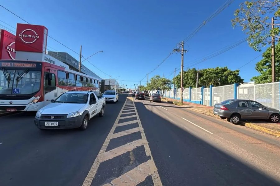 Colisão com ônibus joga carro contra muro e deixa trânsito lento na rua Ceará