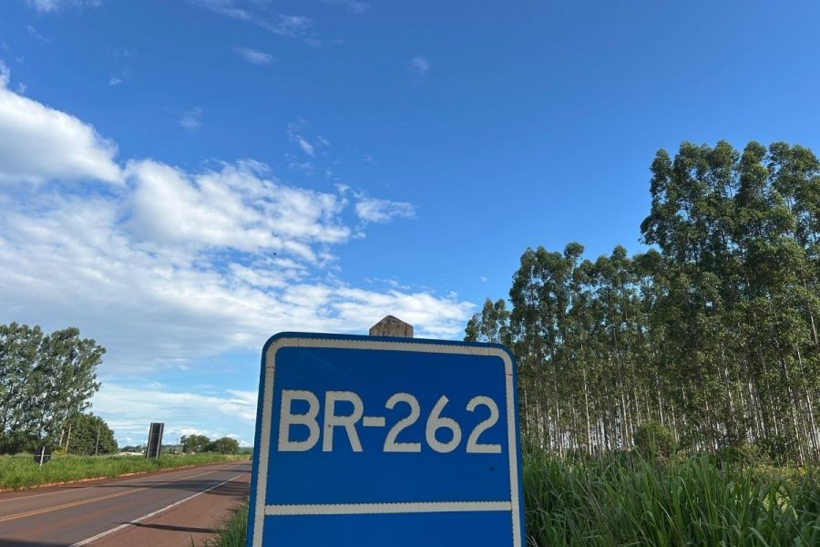 Colisão frontal entre caminhonetes deixa dois mortos e cinco feridos na BR-262