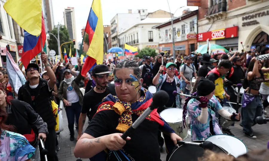 Colômbia: milhares protestam após decreto endurecer regras contra atos