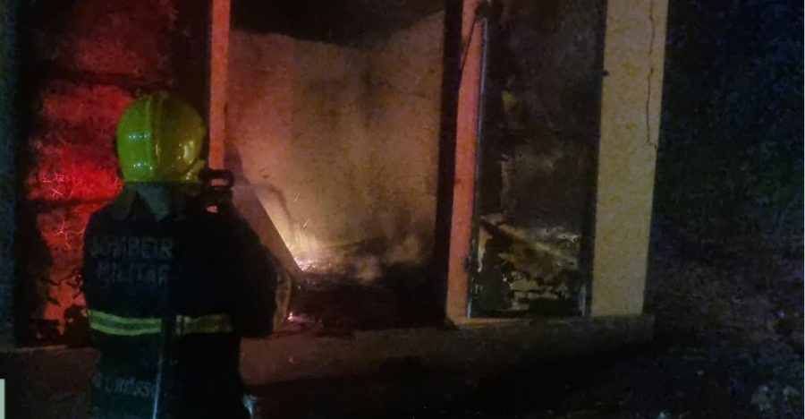 Corpo de Bombeiros extingue incêndio em estande de tiro do Exército Brasileiro em Cáceres