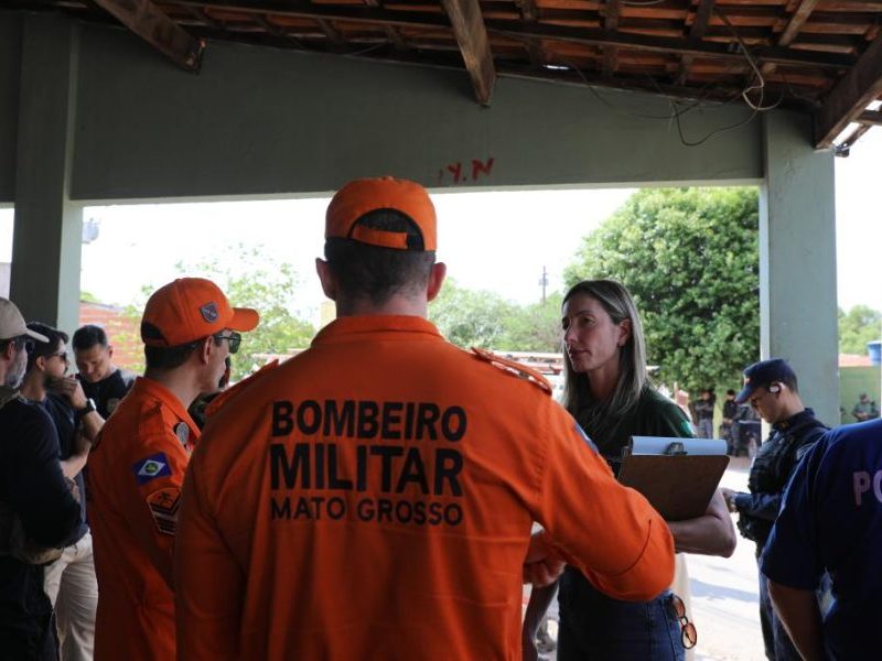 Bombeiros identificam riscos de incêndio em sucatões em Cuiabá