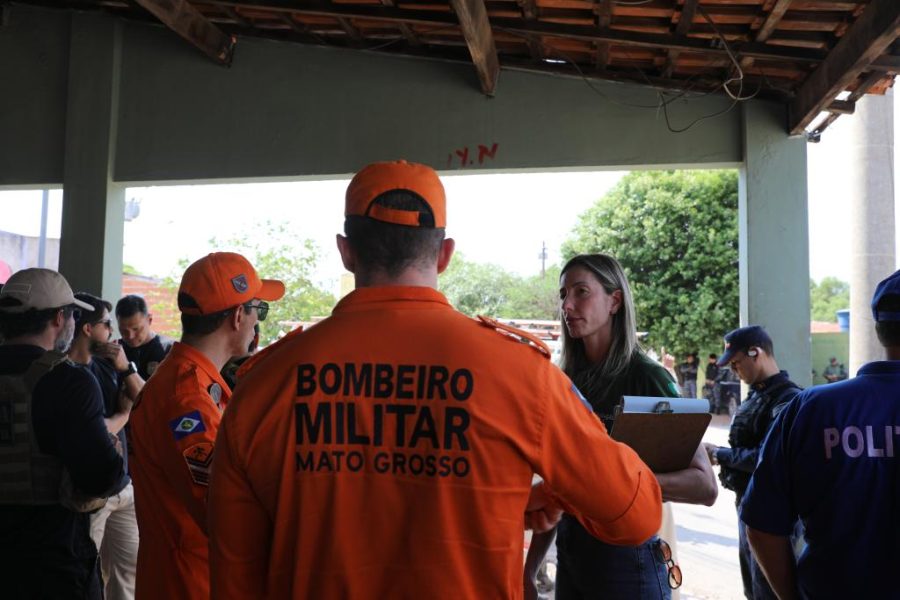 Bombeiros identificam riscos de incêndio em sucatões em Cuiabá