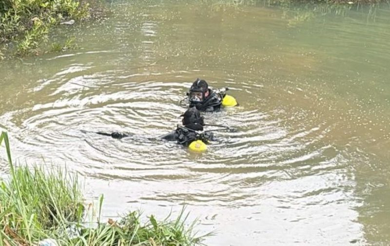 Carro submerso em lago é resgatado pelo Corpo de Bombeiros em MT