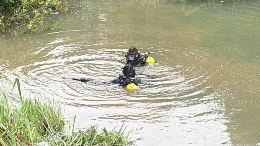 Corpo de Bombeiros retira carro que caiu em lago em Lucas do Rio Verde