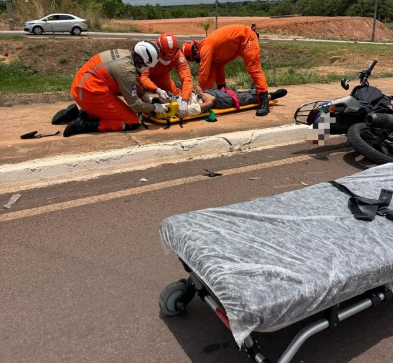 Corpo de Bombeiros socorre homem que sofreu queda de motocicleta em avenida de Água Boa