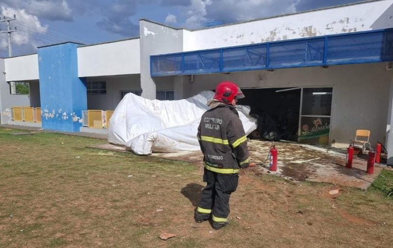 Corpo de Bombeiros socorre piloto após queda de avião agrícola em creche de Campo Verde; não houve outros feridos