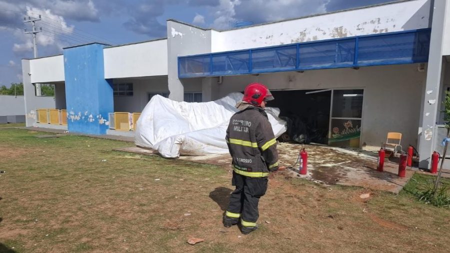 Corpo de Bombeiros socorre piloto após queda de avião agrícola em creche de Campo Verde; não houve outros feridos