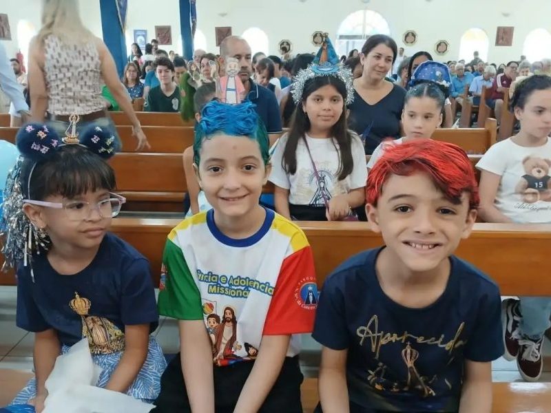 Crianças celebram Nossa Senhora Aparecida com penteados criativos