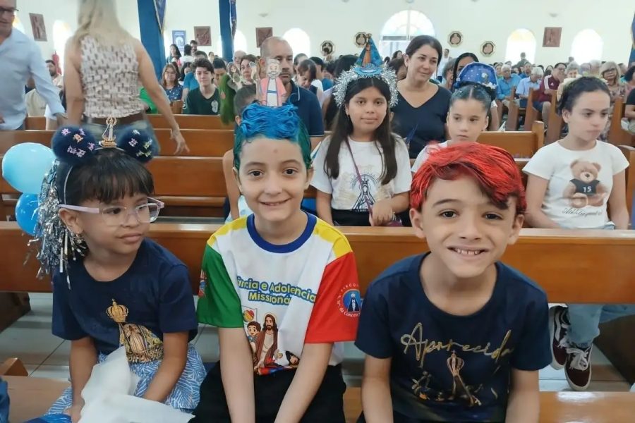 Crianças celebram Nossa Senhora Aparecida com penteados criativos