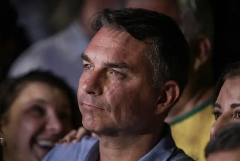 Derrotado por Lula nas urnas, Flávio se autoproclama presidente eleito após ir embora