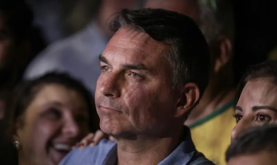 Derrotado por Lula nas urnas, Flávio se autoproclama presidente eleito após ir embora
