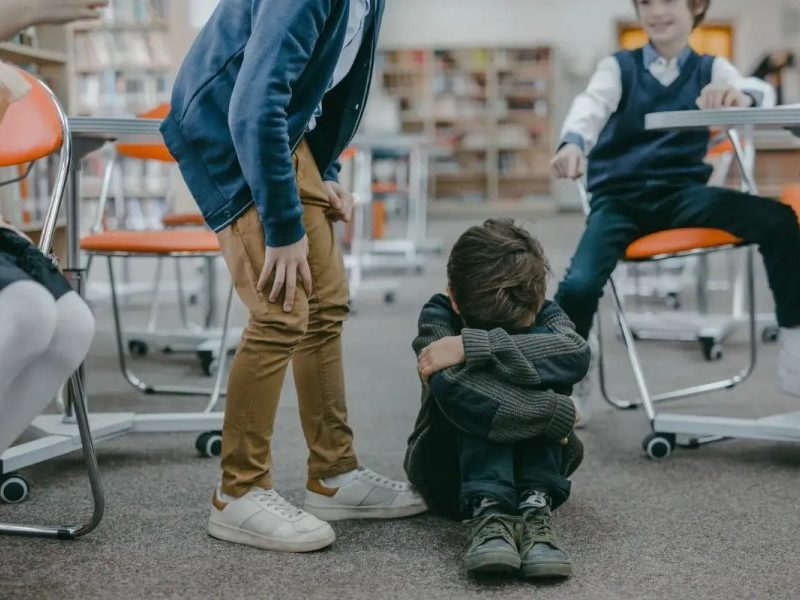 Dias após relato de Felca, projeto de lei busca proteger crianças e adolescentes do bullying