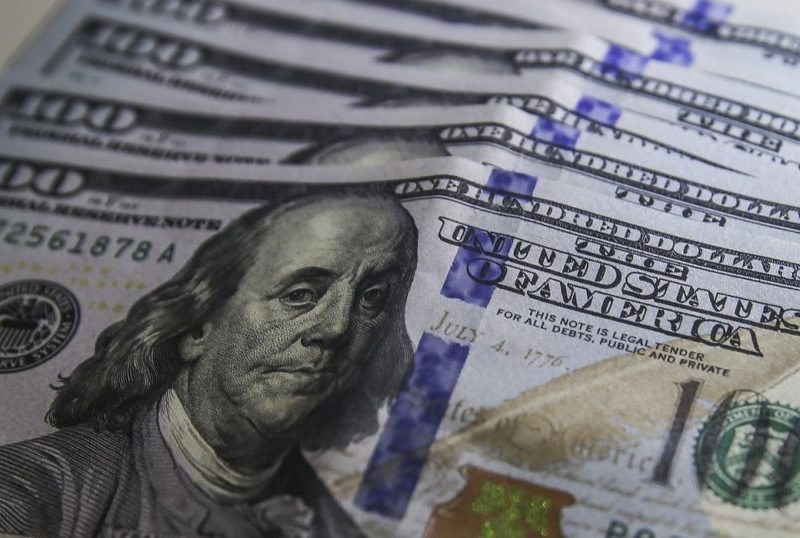 Dólar cai para R$ 5,01 com exterior e expectativa eleitoral no Brasil