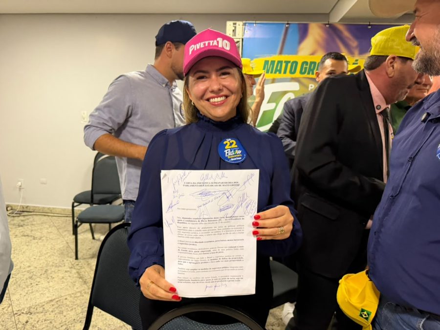 Alessandra Ferreira formaliza apoio a Flávio Bolsonaro em Cuiabá