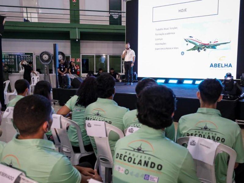 Estudantes da rede pública concluem curso teórico e avançam para banca da Anac