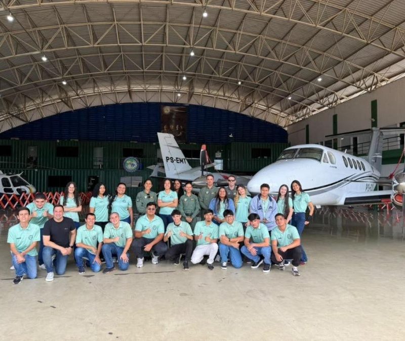 Estudantes da rede pública concluem curso teórico e avançam para banca da Anac