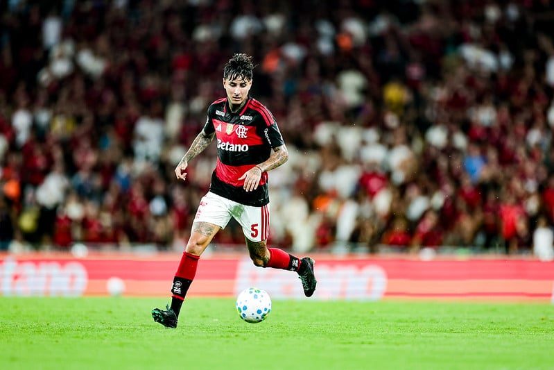 Flamengo supera Bahia e reassume liderança do Brasileirão