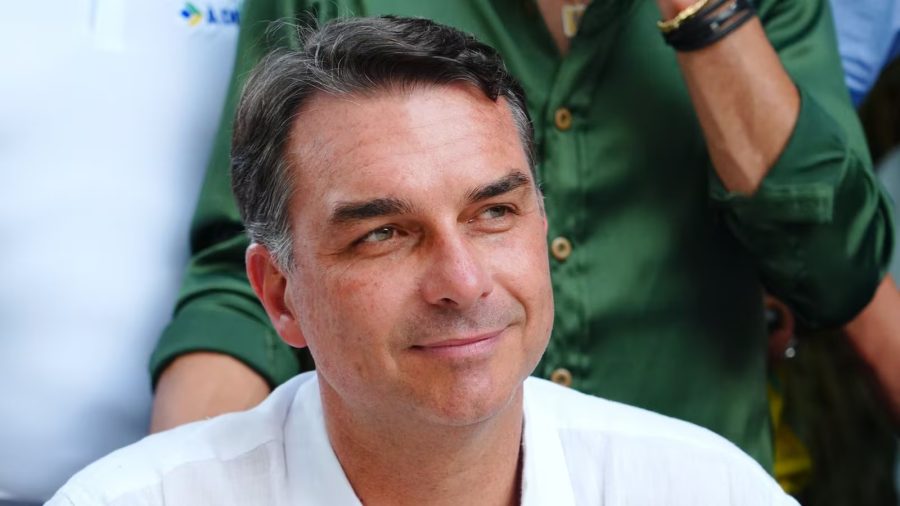 Flávio abre sigilos bancários e telefônicos e cobra Lula a revelar gastos