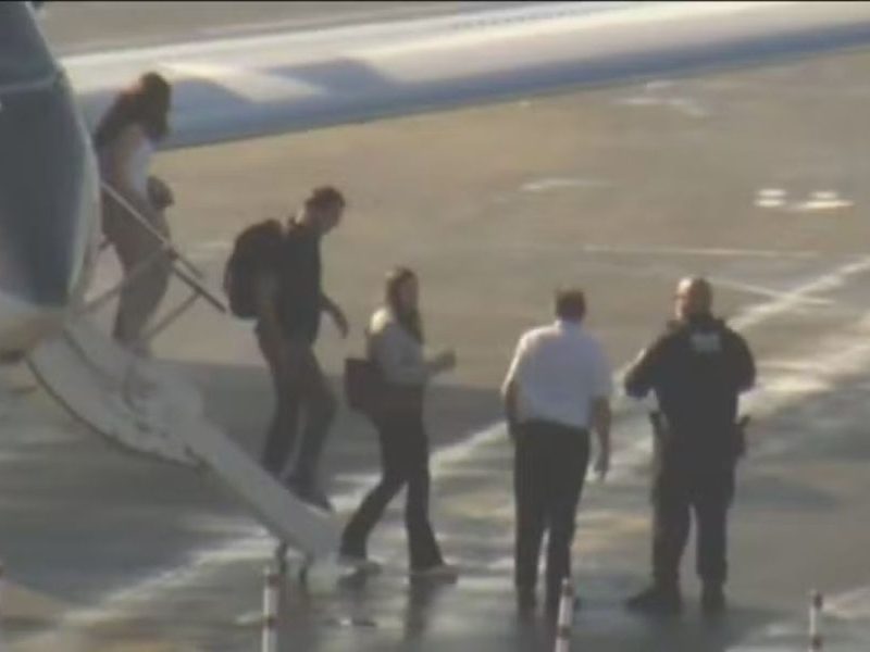 Flávio Bolsonaro cruza fronteira, embarca em jatinho 40 minutos depois e evita sobrevoar o Brasil