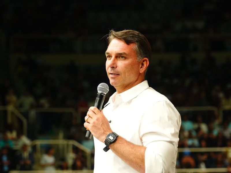 Flávio Bolsonaro é intimado pela PF a entregar passaportes por ordem de Moraes