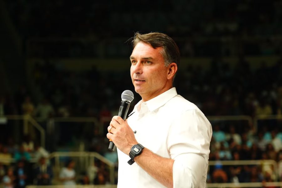 Flávio Bolsonaro é intimado pela PF a entregar passaportes por ordem de Moraes