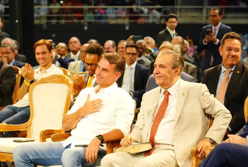 Flávio Bolsonaro promete corte de juros e critica Lula em evento
