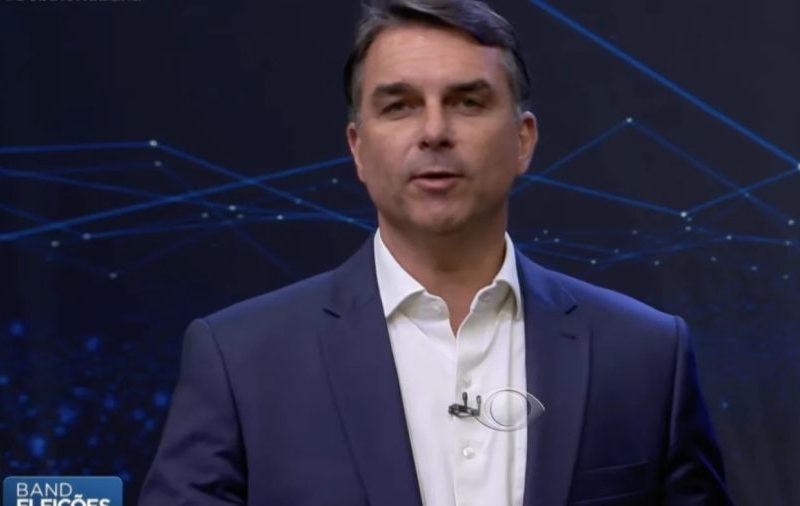Flávio Bolsonaro cobra Lula sobre Roberta Luchsinger e Lulinha